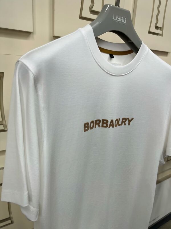 تی‌شرت آستین کوتاه مردانه با فیت معمولی و لوگوی سفارشی چاپ شده با تکنولوژی DTG