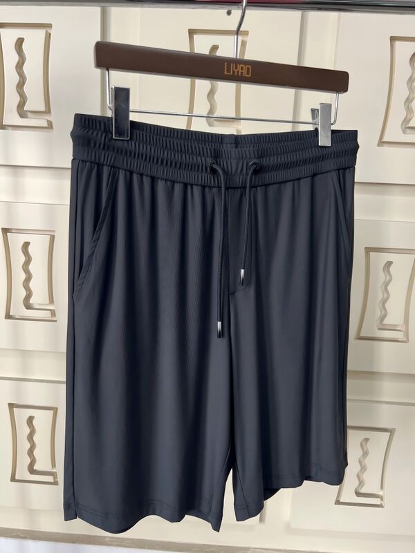 شورت ورزشی مردانه با کیفیت بالا، مناسب برای دویدن، جنس تنفس‌پذیر و زود خشک شونده، قد تا زانو، جیب پشتی، طرح ساده، مناسب تابستان